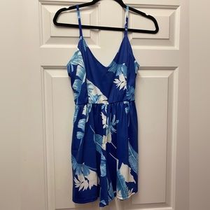 NWT Angashion shorts romper, blue Hawaiian print, size M